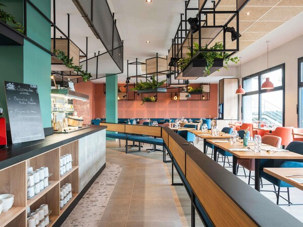 Breakfast, lunch, dinner served; French cuisine - ibis Lyon Sud Oullins (Oullins)