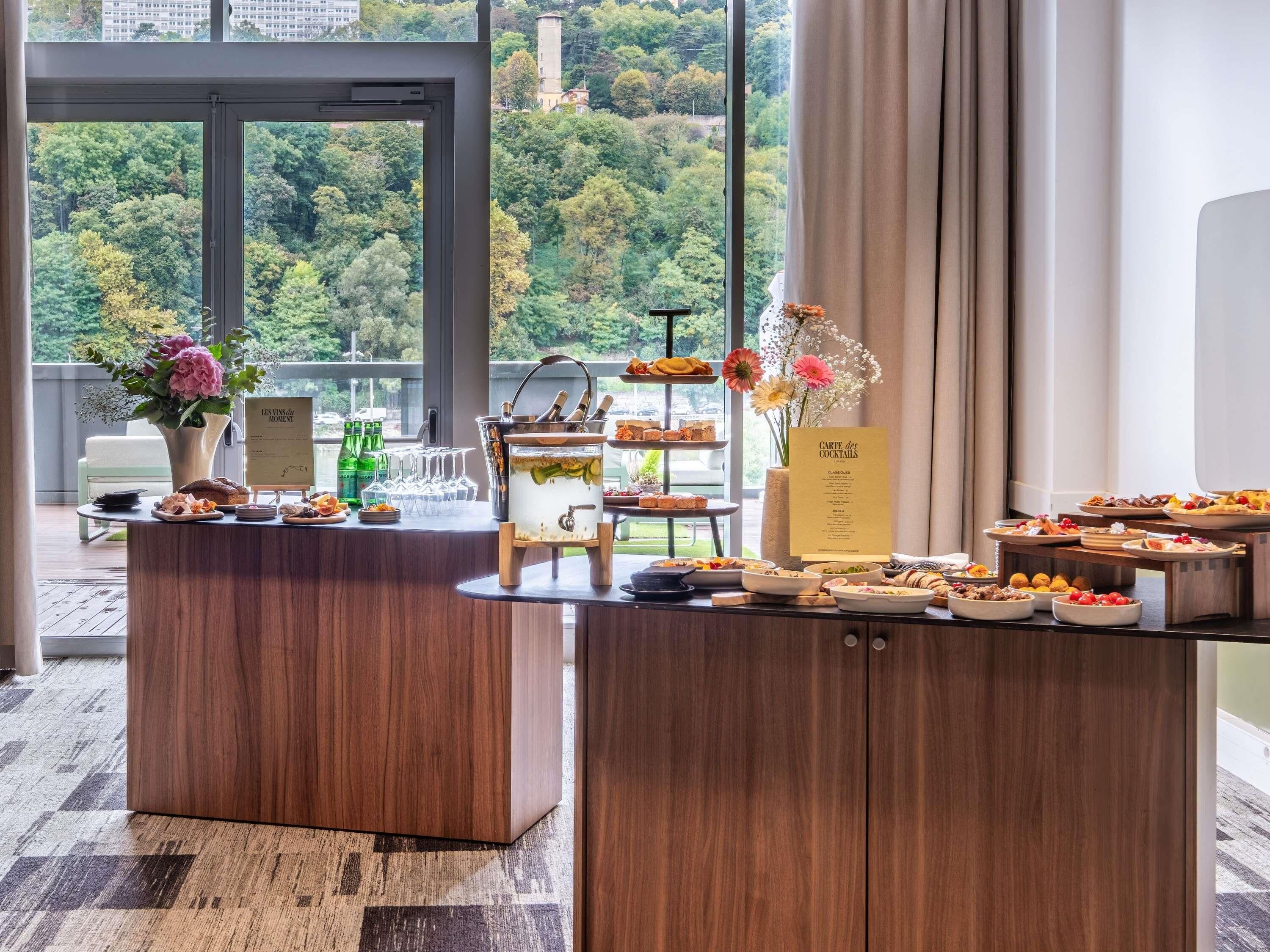 Una mesa de buffet con diferentes opciones de comida y un cartel con el menú.