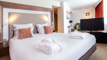 Suite, 1 grand lit (1 Double bed & 1 Double sofa) | 1 chambre, literie de qualité supérieure, minibar