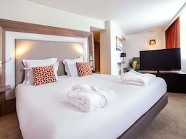 Sviitti, 1 keskisuuri parisänky (1 Double bed & 1 Double sofa) | 1 makuuhuone, ylelliset vuodevaatteet, minibaari, tallelokero huoneessa