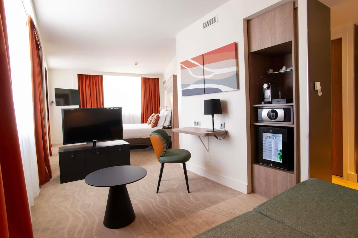 Suite, 1 grand lit (1 Double bed & 1 Double sofa) | 1 chambre, literie de qualité supérieure, minibar