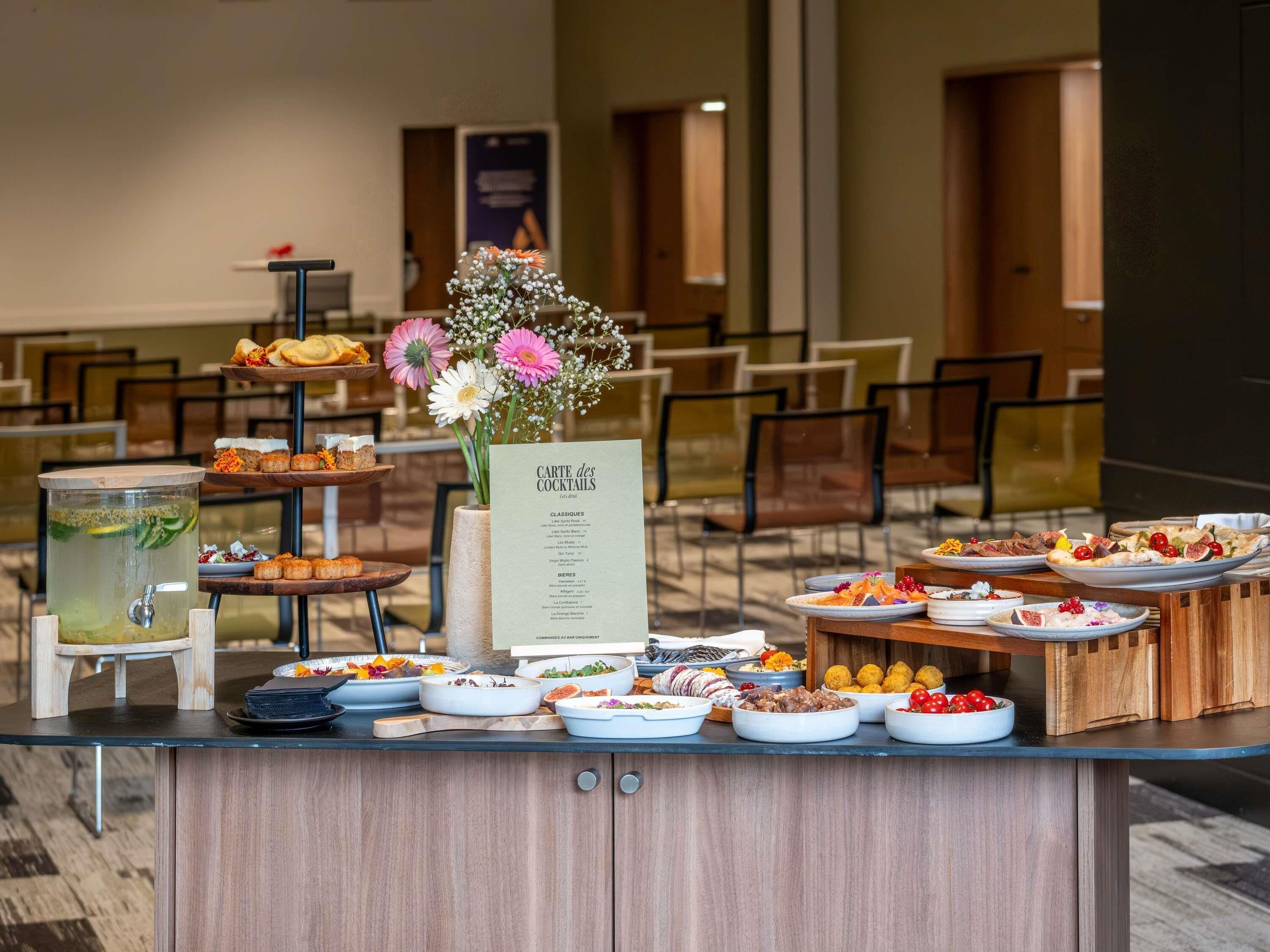 Un tavolo da buffet con diversi cibi e un cartello con il menù.