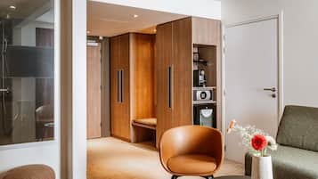 Chambre Exécutive, 1 grand lit et 1 canapé-lit (with double bed and sofa for 2 person) | 1 chambre, literie de qualité supérieure, minibar