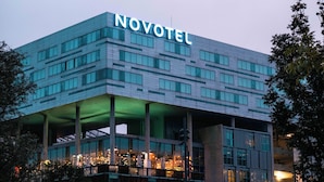 Un edificio moderno de hotel con un llamativo letrero 'NOVOTEL'.