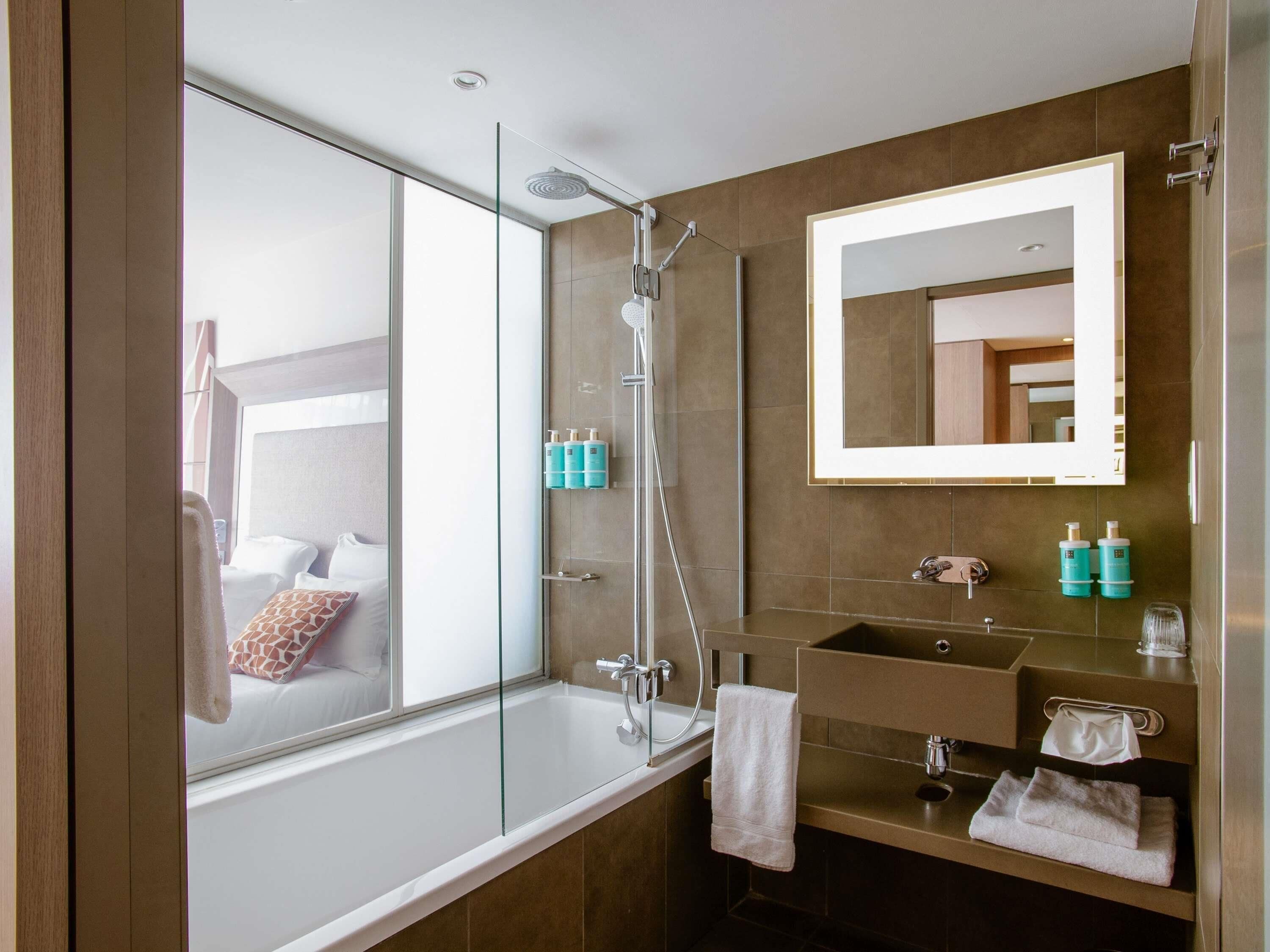 Habitación ejecutiva, 1 cama doble con sofá cama, vistas al río | 1 dormitorio, ropa de cama de alta calidad, minibar y caja fuerte