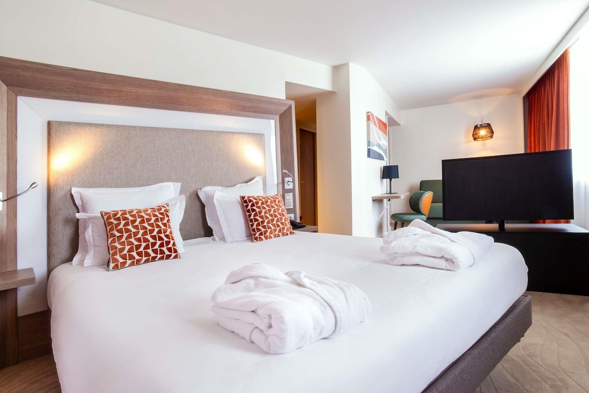 Suite, 1 Queen Bed (1 Double bed & 1 Double sofa) | 1 bedroom, premium bedding, minibar, in-room safe