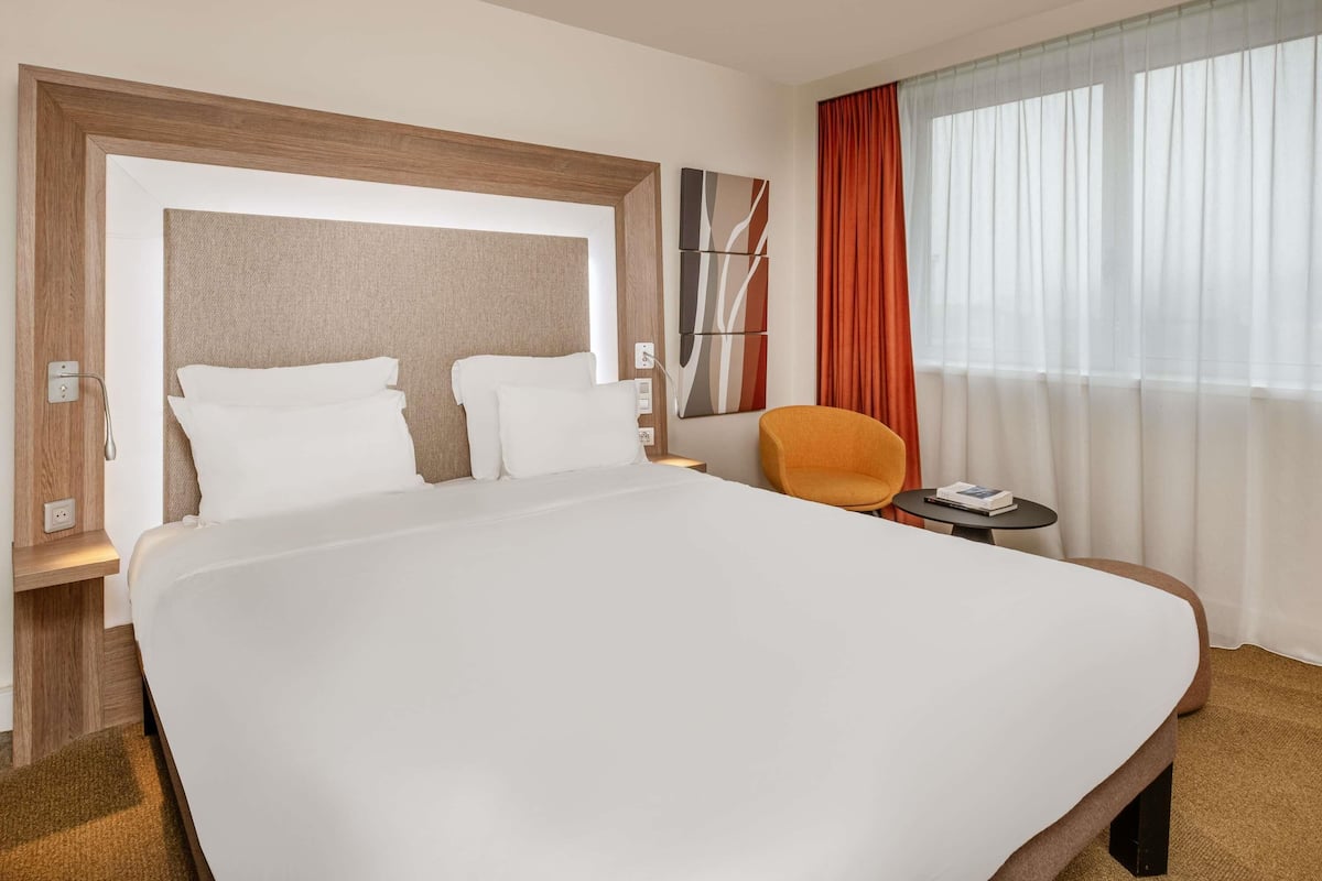Classic Room, 1 Queen Bed | 1 bedroom, premium bedding, minibar, in-room safe