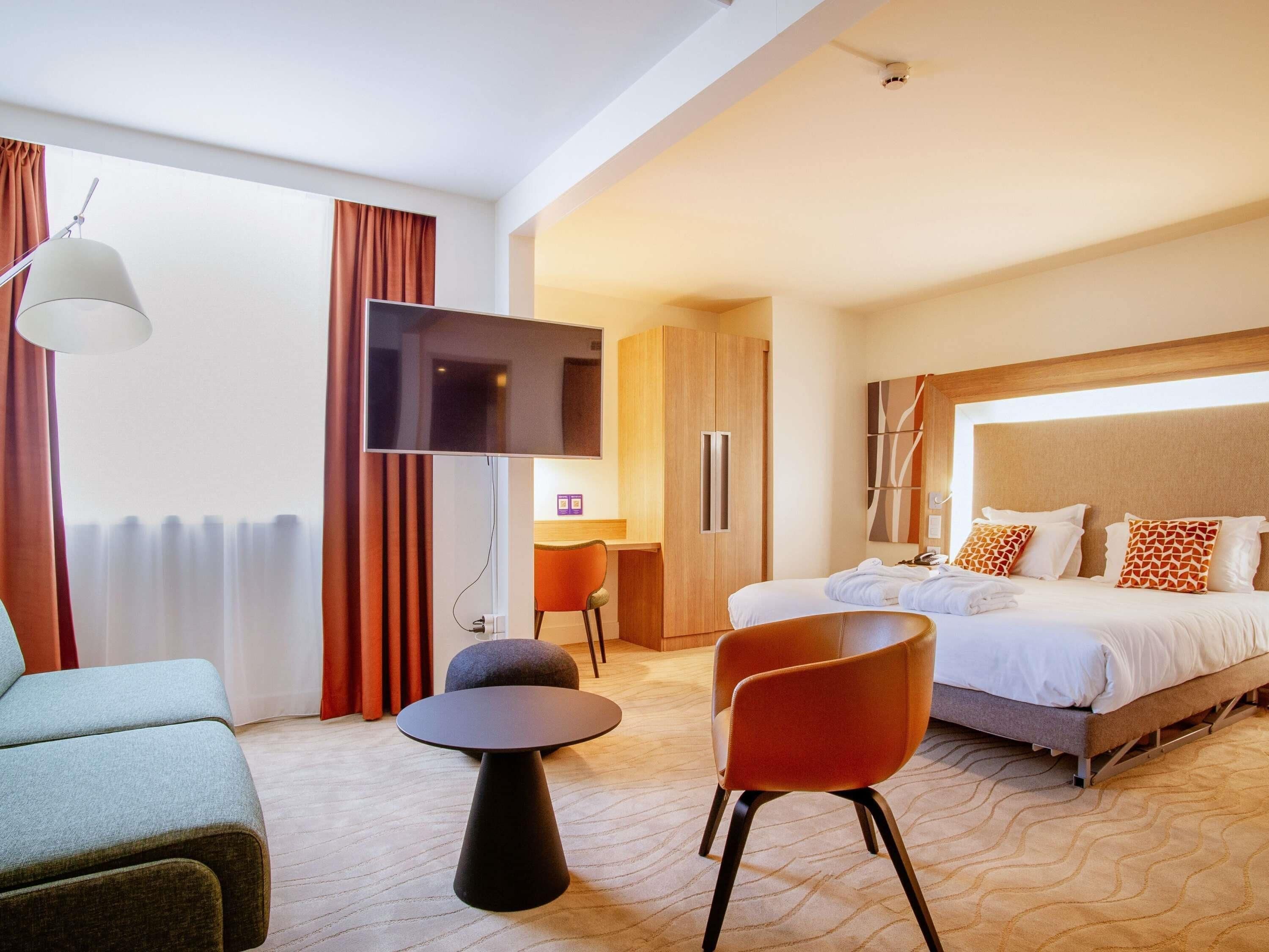 Habitación ejecutiva, 1 cama de matrimonio con sofá cama (with double bed and sofa for 2 person) | 1 dormitorio, ropa de cama de alta calidad, minibar y caja fuerte