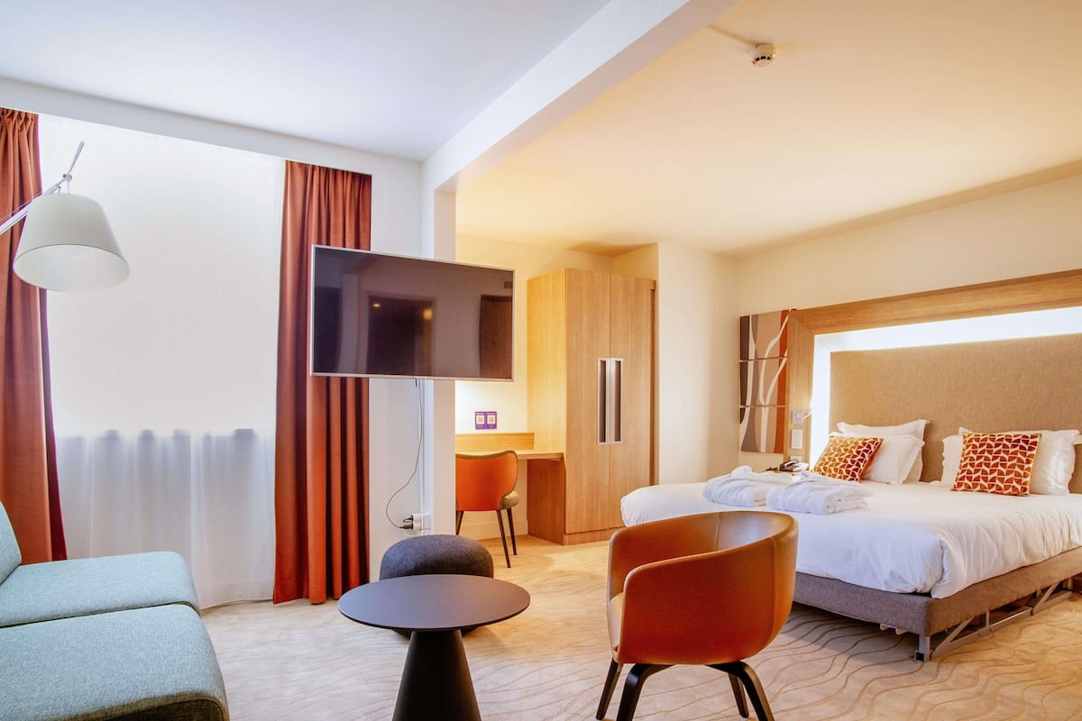 Executive Room, 1 Queen Bed with Sofa bed (with double bed and sofa for 2 person)