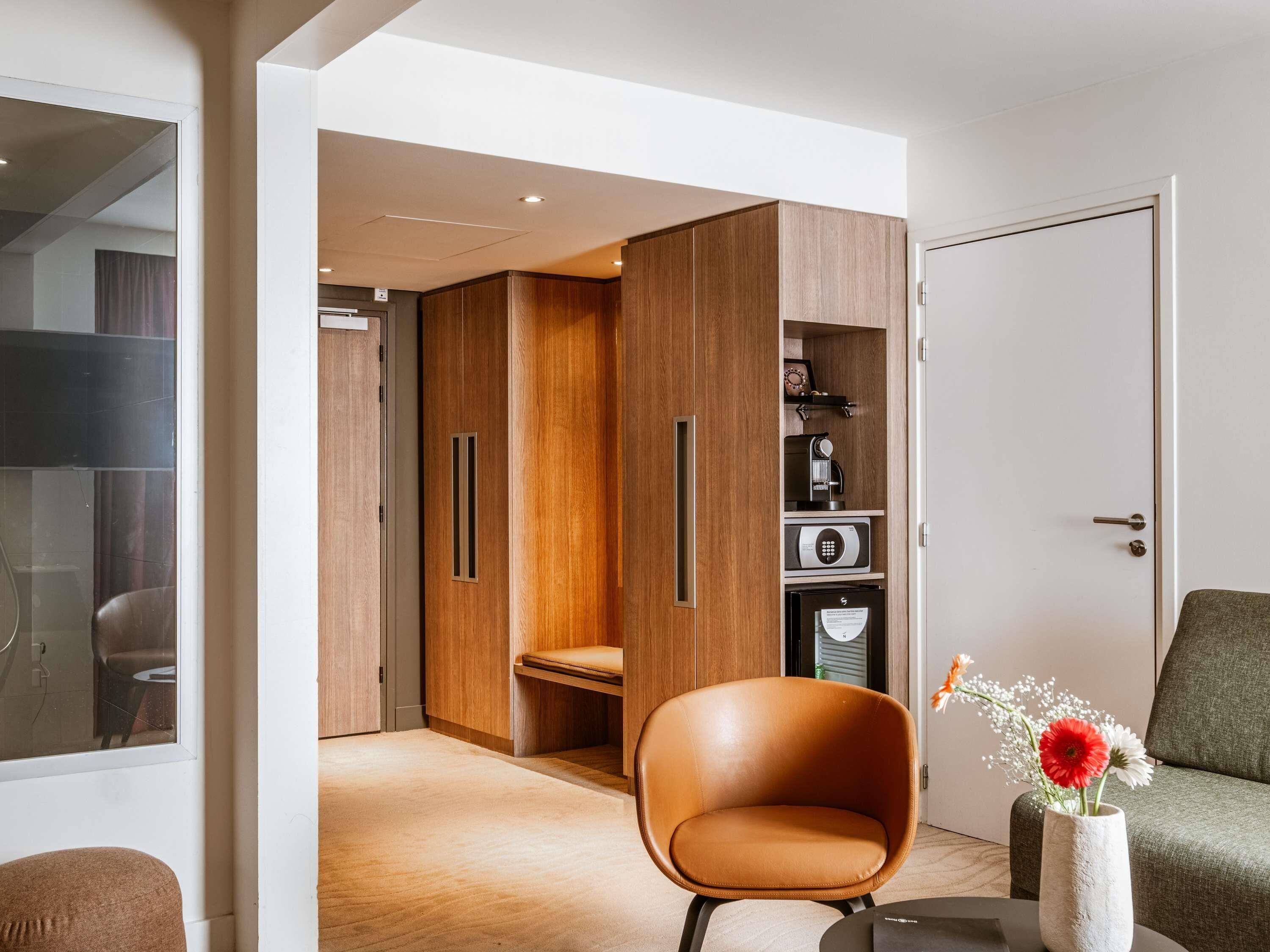 Chambre Exécutive, 1 grand lit et 1 canapé-lit (with double bed and sofa for 2 person) | 1 chambre, literie de qualité supérieure, minibar