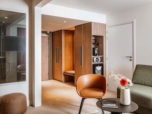 Executive-Zimmer, 1 Queen-Bett und Schlafsofa (with double bed and sofa for 2 person) | 1 Schlafzimmer, hochwertige Bettwaren, Minibar, Zimmersafe