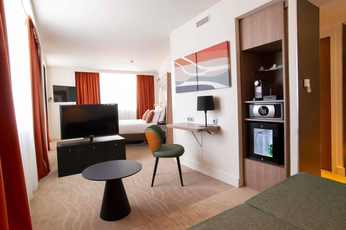 Suite, 1 Queen Bed (1 Double bed & 1 Double sofa)