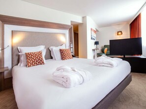 Suite, 1 grand lit (1 Double bed & 1 Double sofa) | 1 chambre, literie de qualité, minibar