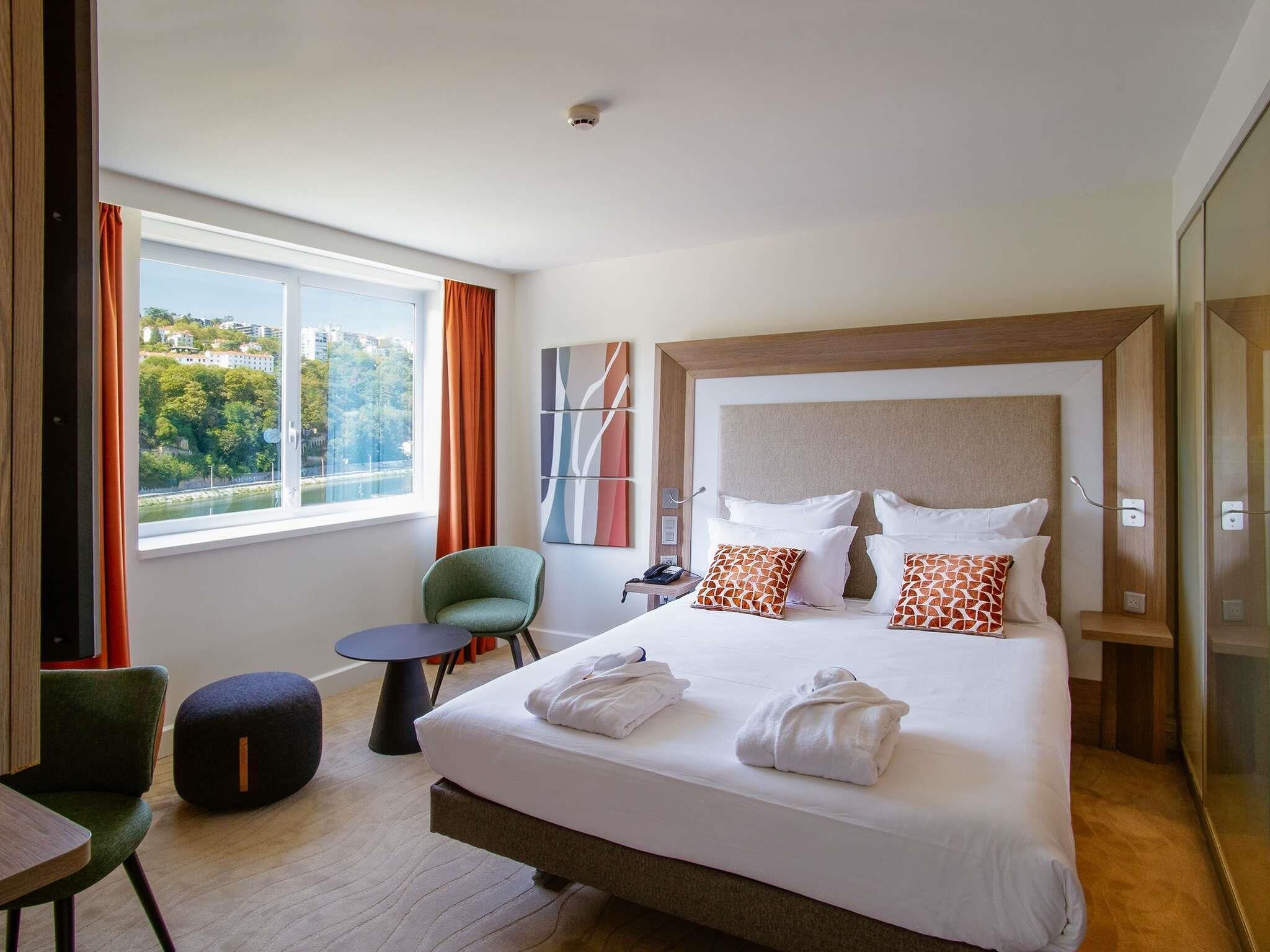 Executive Room, 1 Double Bed, River View | 1 bedroom, premium bedding, minibar, in-room safe