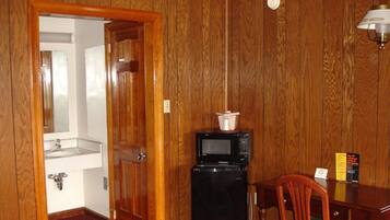 Combined shower/bathtub, free toiletries, towels