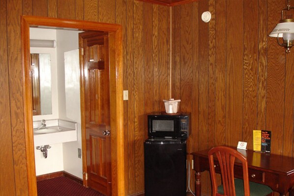 Combined shower/tub, free toiletries, towels