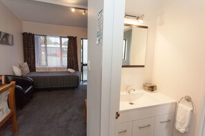 One Bedroom Suite | Bathroom | Shower, free toiletries, hair dryer, towels