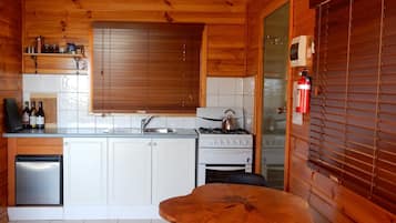 Kjøleskap, ovn, kokeplater og brødrister