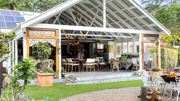 Queen Room | Terrace/patio