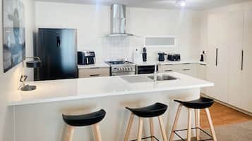 Appartamento Deluxe | Cucina privata | Frigorifero, microonde, macchina per tè/caffè, bollitore elettrico