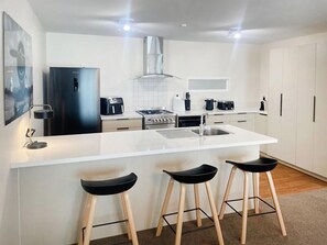 Apartamento Deluxe | Cocina privada | Frigorífico, microondas, cafetera o tetera y hervidor eléctrico