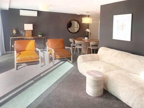 Apartamento Deluxe | Zona de estar | Televisión LCD de 55 pulgadas con canales por satélite, una televisión