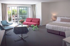 Bộ đồ giường cao cấp, nệm có lớp đệm bông, két bảo mật tại phòng 