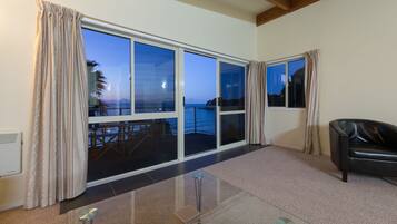 Căn hộ | Phòng khách | TV màn hình phẳng 34-inch có truyền hình vệ tinh, TV, đầu đĩa DVD