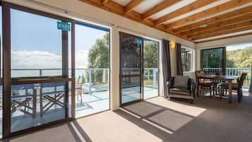 Spurway Beach, 3 bedrooms and 1 bathroom Apartment | Premium bedding, desk, blackout drapes, iron/ironing board