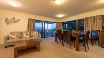 Willawong Beach, 4 bedrooms and 3 bathrooms Apartment | Living room | 34-inch flat-screen TV with satellite channels, TV, DVD player