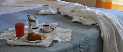 Draps en coton égyptien, lit avec matelas à plateau-coussin, minibar