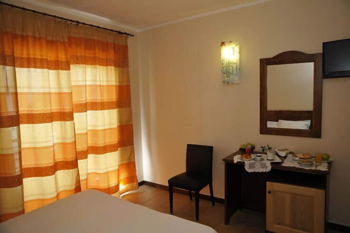 Sábanas de algodón egipcio, colchones con pillow-top y minibar