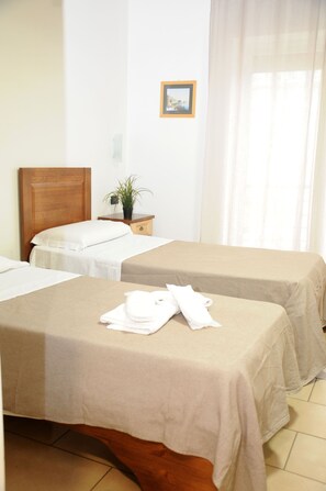 Standard Twin Room | Egyptian cotton sheets, pillowtop beds, minibar, individually furnished - Hotel Fly (Casoria)