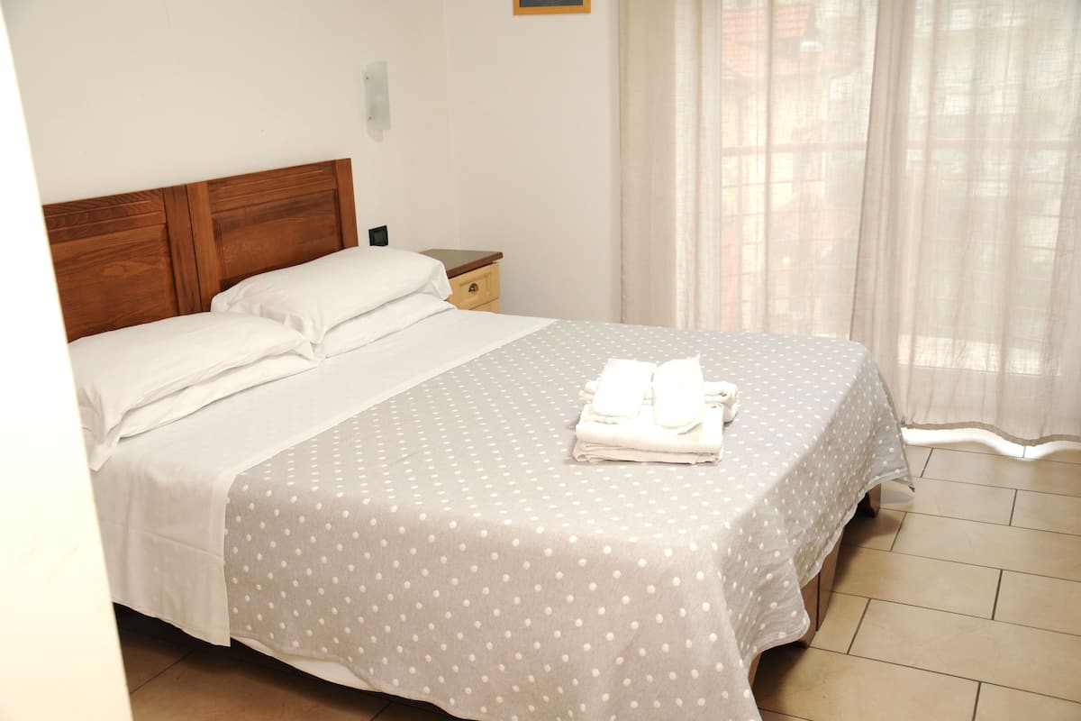 Sábanas de algodón egipcio, colchones con pillow-top y minibar