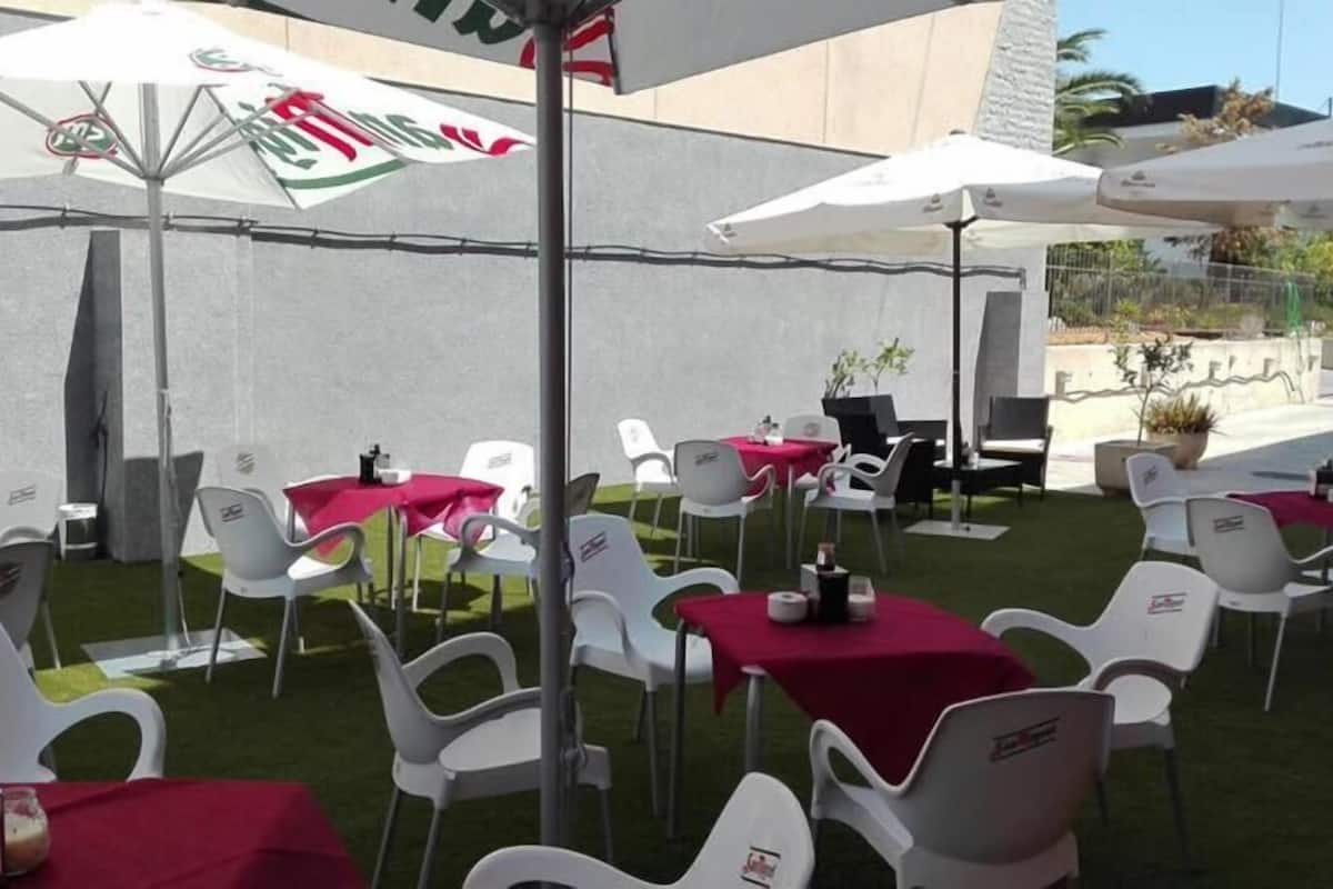 breakfast, lunch and dinner served