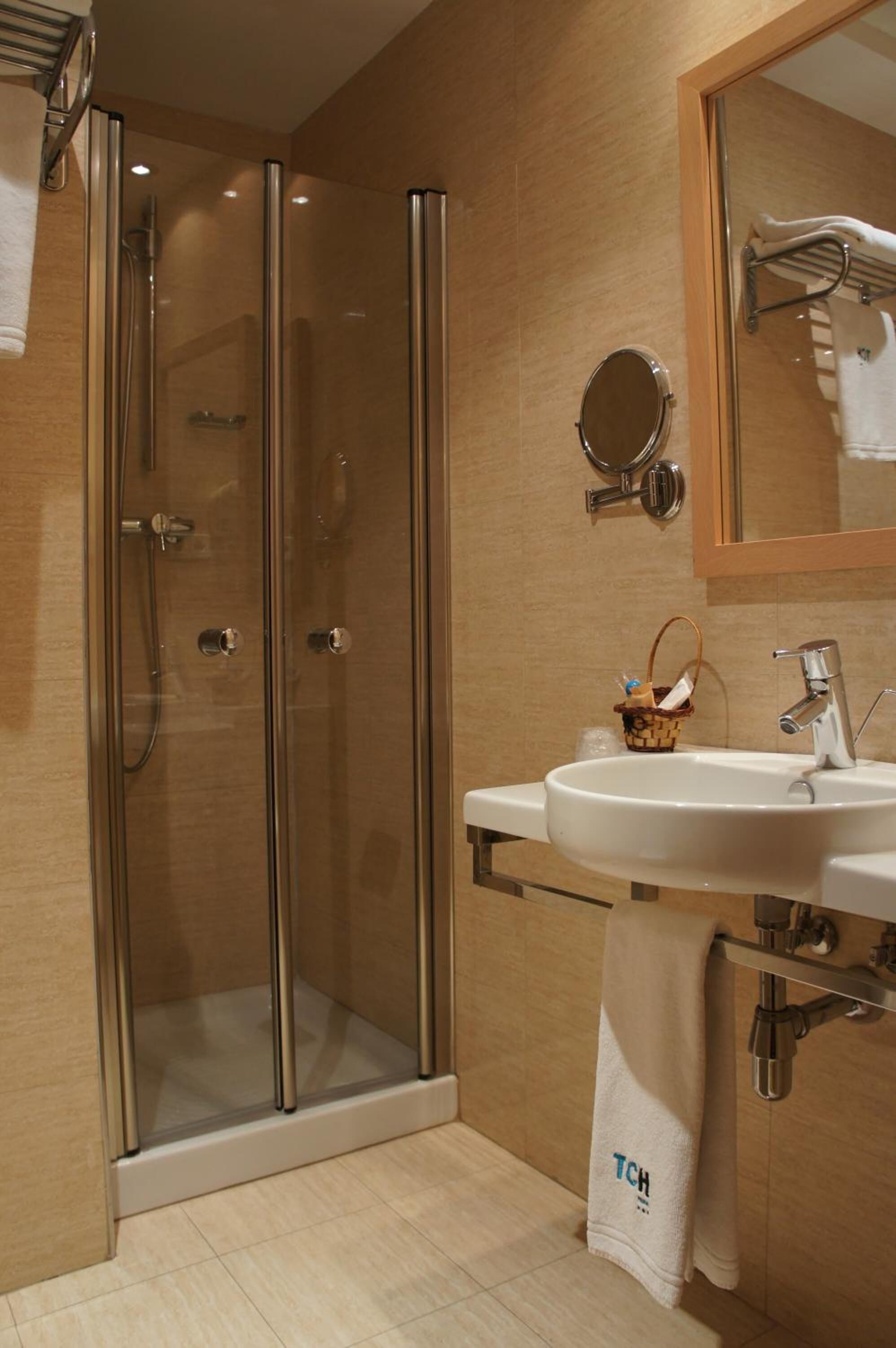 shower, free toiletries, hair dryer, bidet