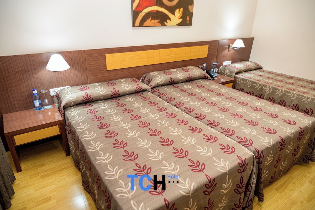 Ropa de cama de alta calidad y caja de seguridad en la habitación