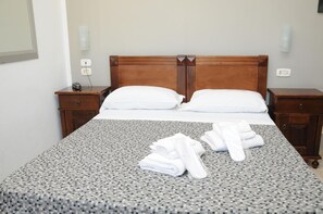 Minibar, in-room safe, desk, free cots/infant beds - Hotel Sannita (Casoria)