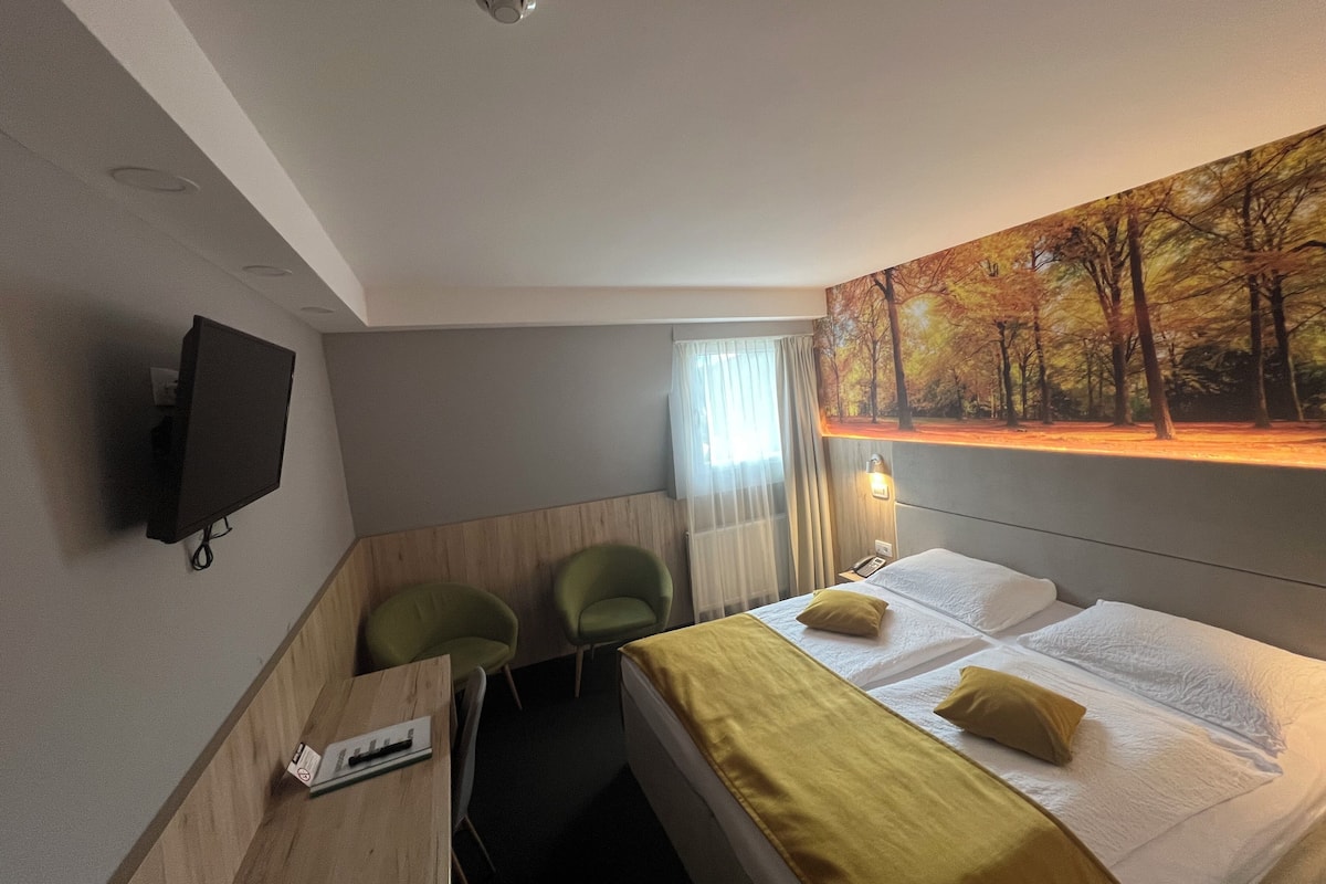 1 yatak odası, odada kasa, masa, güneşlik/perde