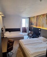 1 habitación, caja de seguridad en la habitación y escritorio 