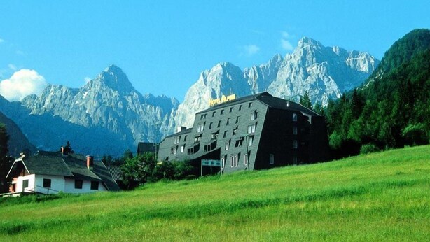 Un hotel de diseño moderno con vistas a la montaña.