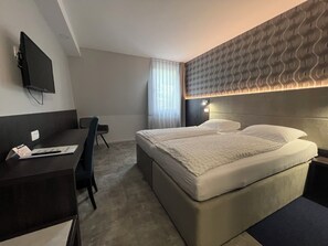 1 soverom, safe på rommet, skrivebord og blendingsgardiner