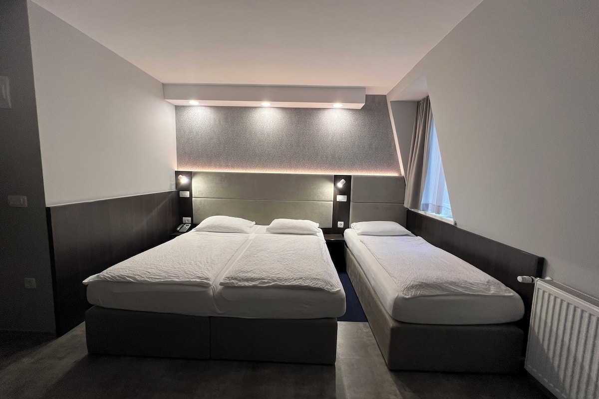 triple room | 1 bedroom, in-room safe, desk, blackout curtains