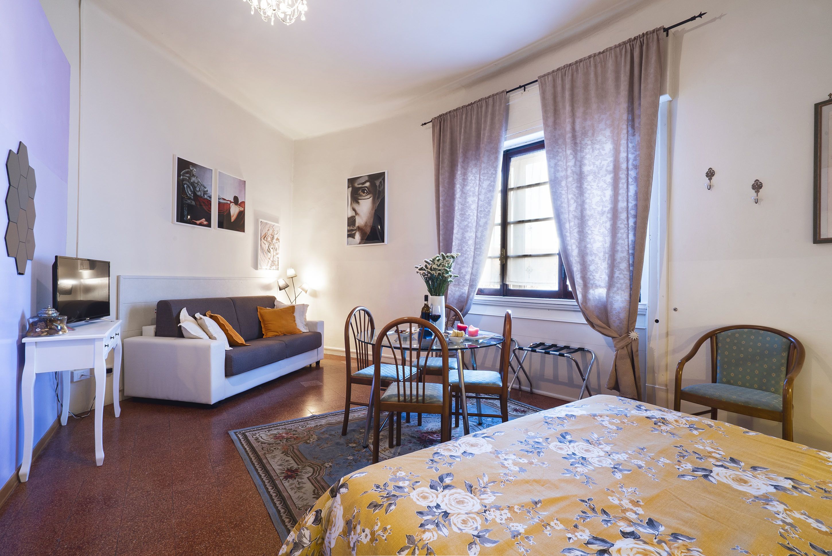 ألحفة محشوة بالريش وبديكورات فريدة لكل غرفة وطراز فريد لكل وحدة ومكتب