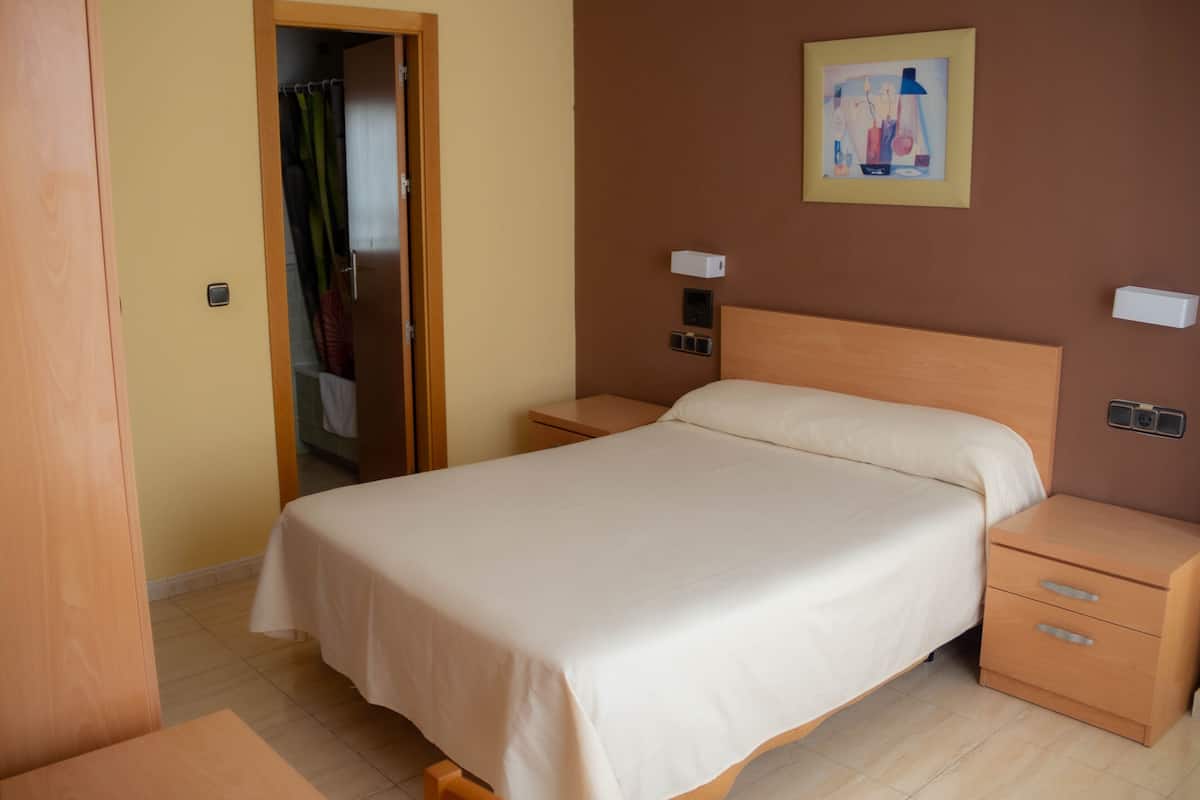 Chambre simple | Bureau, fer et planche Ă repasser, accĂšs au Wi-Fi (inclus)