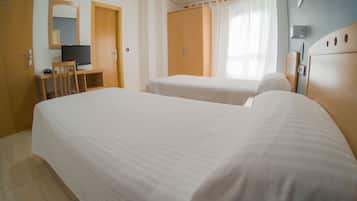 Schreibtisch, BĂŒgeleisen/BĂŒgelbrett, kostenloses WLAN, BettwĂ€sche