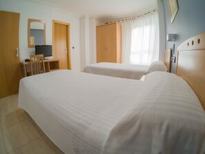 Schreibtisch, Bügeleisen/Bügelbrett, kostenloses WLAN, Bettwäsche