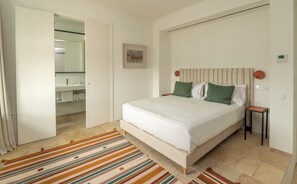 Habitación superior | Ropa de cama de alta calidad, edredones de plumas, caja fuerte