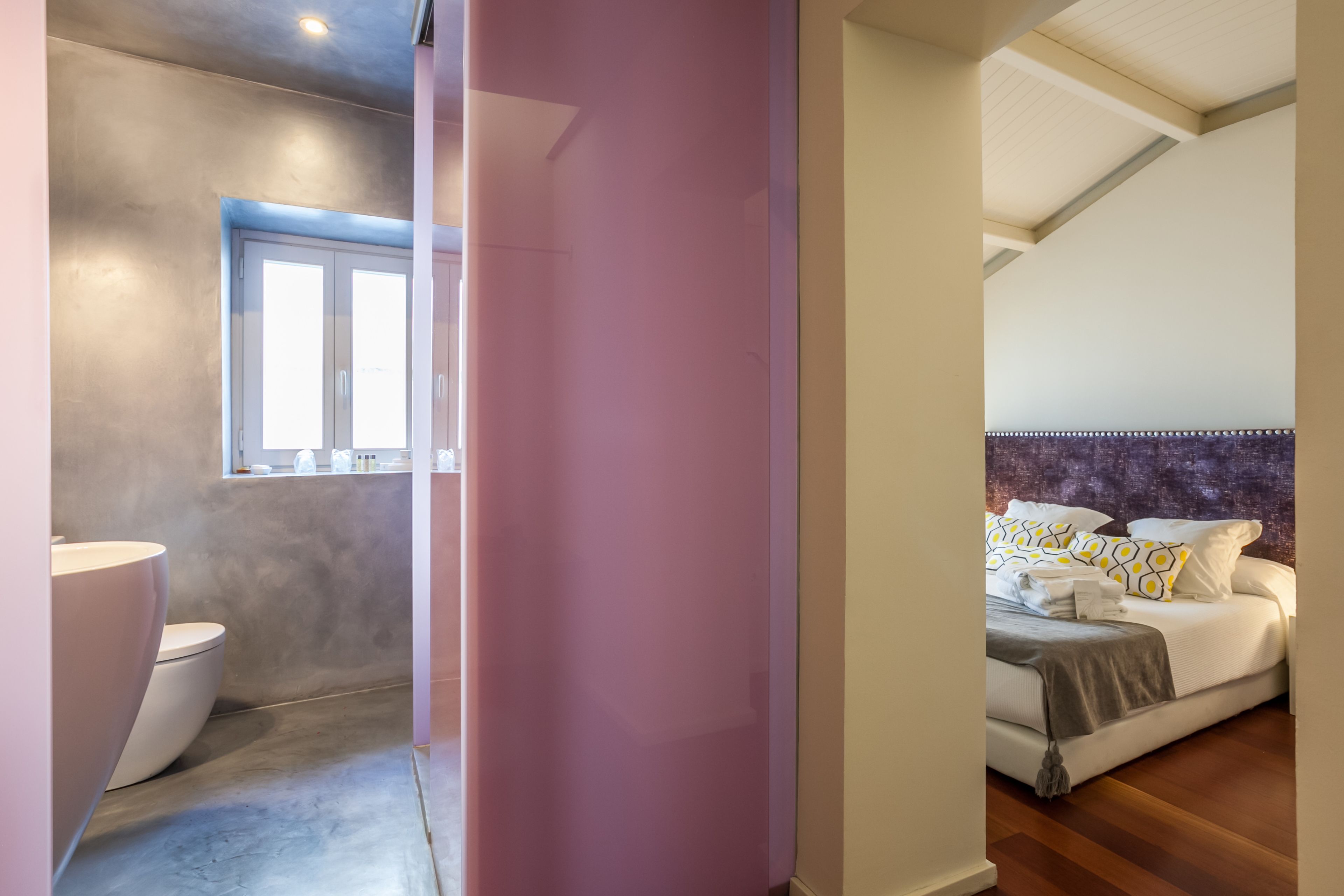 Un baño moderno con inodoro, lavabo y ventana.