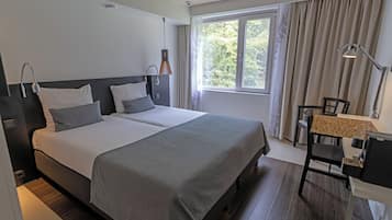 Hochwertige Bettwaren, Zimmersafe, Schreibtisch, Bügeleisen/Bügelbrett